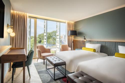 Tempat tidur dalam kamar di Renaissance Porto Lapa Hotel