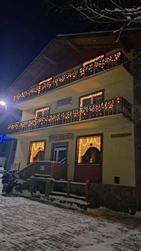 um edifício com luzes de Natal ao lado em Pod Zapalenicą w centrum em Szczyrk