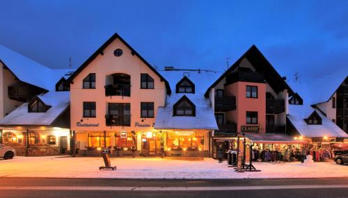 um grupo de edifícios numa rua à noite em Wellness Pension 7 em Harrachov