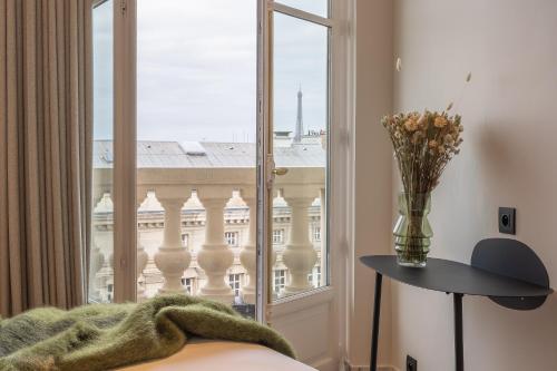 A bed or beds in a room at Yuna Saint-Germain-des-Prés - Serviced Apartments