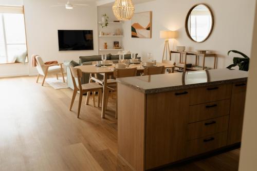 En TV eller et underholdningssystem på Vida Central - 2 bed, 1.5 bath w parking, gym & pool