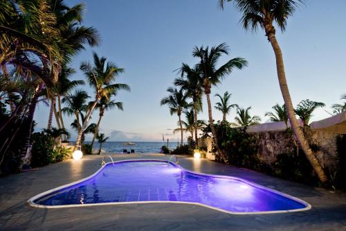 Swimming pool sa o malapit sa Tracadero Beach Resort