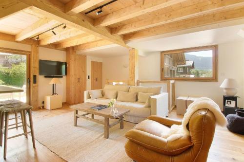 Chalet Béchar - 10pax - 155m2 Rénové - Sauna - Jacuzzi - Vues sur le Massif du Mont-Blanc TV 또는 엔터테인먼트 센터