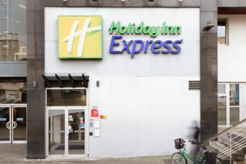 Un certificat, premiu, logo sau alt document afișat la Holiday Inn Express Amiens, an IHG Hotel