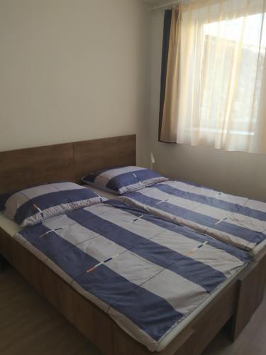 Cama ou camas em um quarto em Kolpingház Pécs