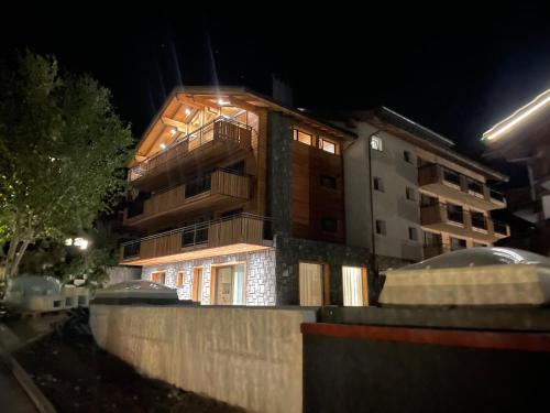 un edificio de noche con luces encendidas en Berghof, en Saas-Fee