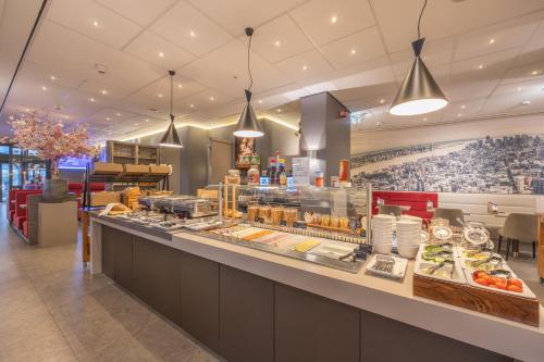 una linea a buffet in un ristorante con cibo in esposizione di Ramada The Hague Scheveningen a Scheveningen