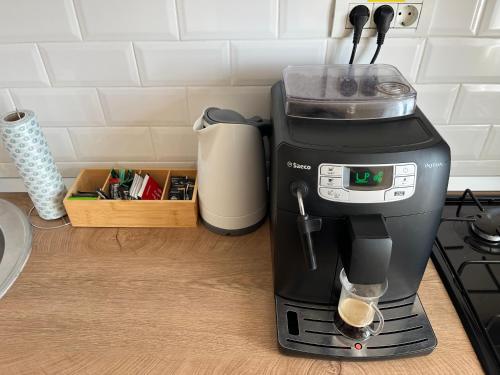 une cafetière est installée sur un comptoir de cuisine. dans l'établissement Fully equipped, Moments away from the City Centre, à Constanţa