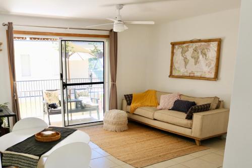 منطقة جلوس في Surf Shack in Iconic Rainbow Bay - Coolangatta QLD (pet friendly)