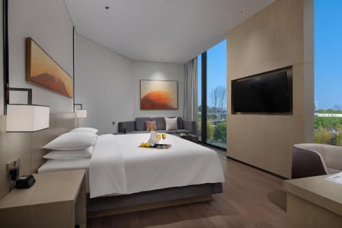 Tempat tidur dalam kamar di Hyatt Place Changsha Airport