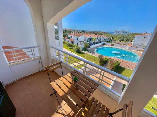 balkon z widokiem na basen w obiekcie Mitjaneta Apartamento con piscina w mieście Cala en Blanes