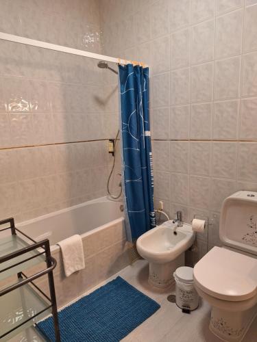 W łazience znajduje się toaleta, wanna i umywalka. w obiekcie Beja Garden apartamento com terraço privado w mieście Beja