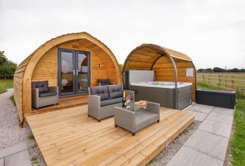 einen Pavillon mit einem Whirlpool auf einer Terrasse in der Unterkunft Little Meadow Pods with Hot Tub in York