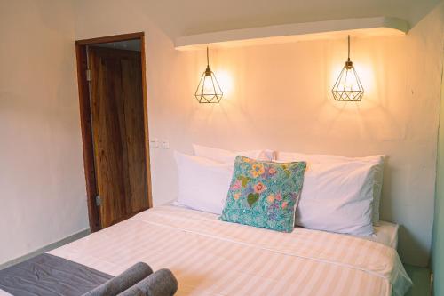 Una cama o camas en una habitación de Gili Divers Hotel