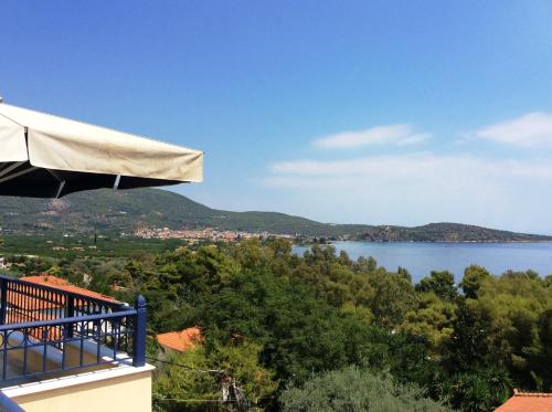 een balkon met uitzicht op een meer bij Angelica Villas Hotel Apartments in Oud Epidauros