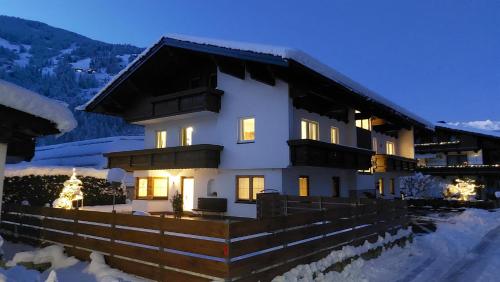 dom w śniegu w nocy w obiekcie Appartement Kröll Katharina w mieście Zell am Ziller