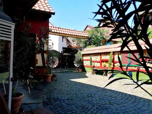 Taman di luar Romantisches Cottage - Ferienwohnung - ganzes Haus - in Gründau, Teil einer historischen Hofreite - kontaktloser privater Check In