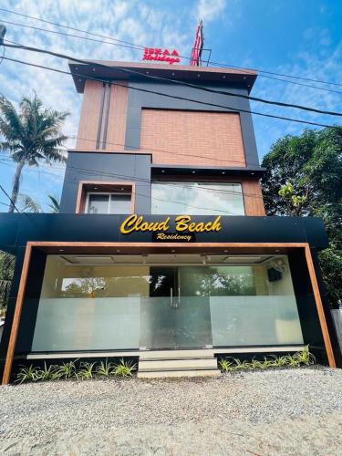 restauracja z napisem na przedniej części budynku w obiekcie Cloud Beach Residency w mieście Alappuzha