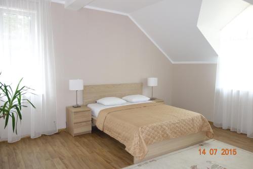 - une chambre blanche avec un lit et deux oreillers dans l'établissement Amber Coast & Sea, à Jurmala