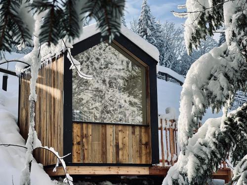 Cabaña en la nieve con ventana en Salzbergalm, en Berchtesgaden