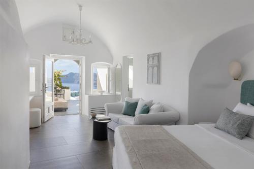 Posteľ alebo postele v izbe v ubytovaní Canaves Oia Suites - Small Luxury Hotels of the World