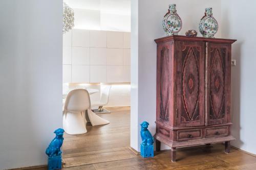 un armadio in legno in un soggiorno con statuine blu di BEAUTIFUL APARTMENT WiTH ASIAN STYLE BEDROOM NEAR RAI & CENTER ad Amsterdam