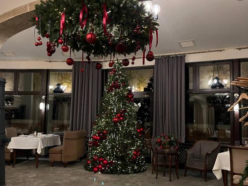 uma árvore de Natal na sala de jantar de um restaurante em Citadel Gastro Boutique Hotel em Lviv