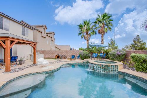 uma piscina em frente a uma casa com palmeiras em Vegas Oasis - 15 mins to The Strip - Salt Pool em Henderson