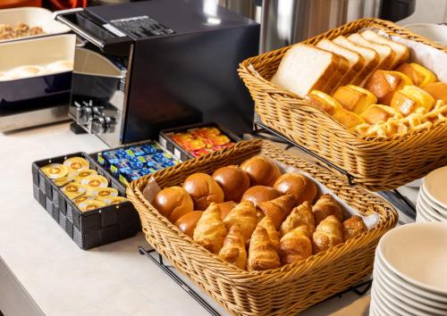 una panadería con cestas de pan y bollería en una barra en ibis Budget Osaka Umeda, en Osaka