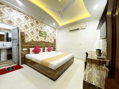 Tempat tidur dalam kamar di Rebirth Hotel