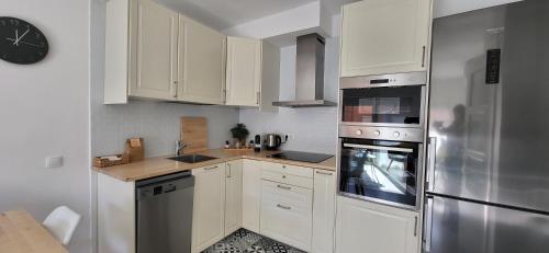 Dapur atau dapur kecil di Modern Apartament al costat del Parc de la Devesa