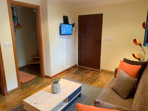 TV i/ili multimedijalni sistem u objektu Cozy chalet with ocean view