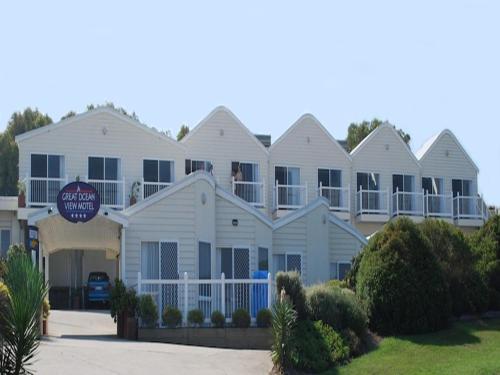 ein großes weißes Haus mit einem Schild davor in der Unterkunft A Great Ocean View Motel in Apollo Bay