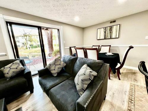 A seating area at Cozy 2BR in Alexandria, VA