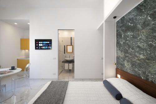 - une chambre avec un lit et une salle de bains pourvue d'un lavabo dans l'établissement L'appartamento di Severino a Milano, à Milan