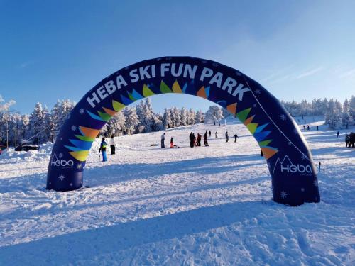 une arche de domaine skiable dans la neige dans l'établissement Heba, à Divčibare