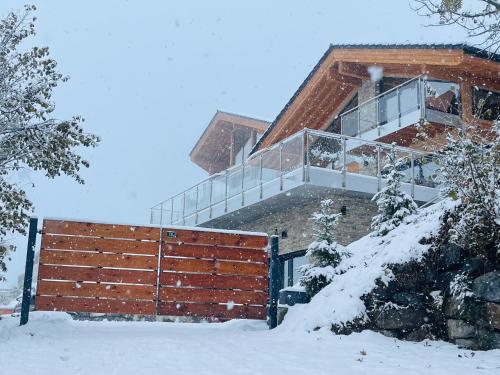 ein Haus im Schnee mit Balkon in der Unterkunft Chic small new apartment up to 4 people, Pets allowed in Lens