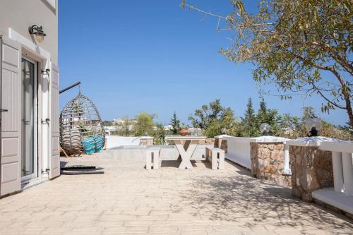 d'une terrasse avec une table et une clôture. dans l'établissement Selenophile Villa, à Monolithos