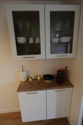 A kitchen or kitchenette at Le Golden-Terrasse & Parking