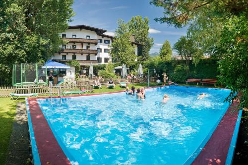 un grupo de personas en una piscina en Hotel Linde, en Wörgl