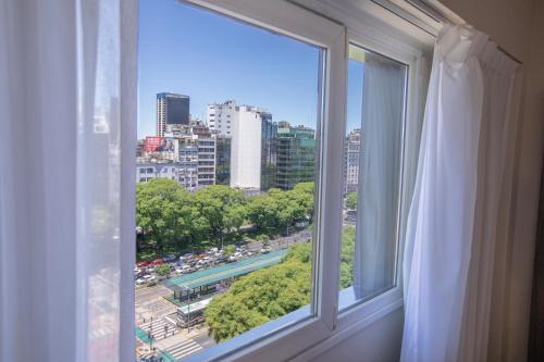 een raam met uitzicht op de stad bij El Misti Coliving Obelisco in Buenos Aires