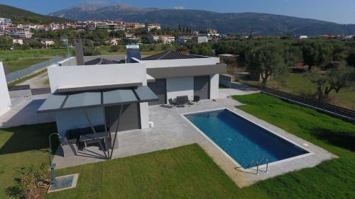 Nostos Luxury Villas with Private Pool in Nafpaktos tesisinde veya buraya yakın yüzme havuzu