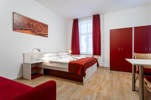 een hotelkamer met een bed en een bank bij Hotel Dagmar in Jáchymov