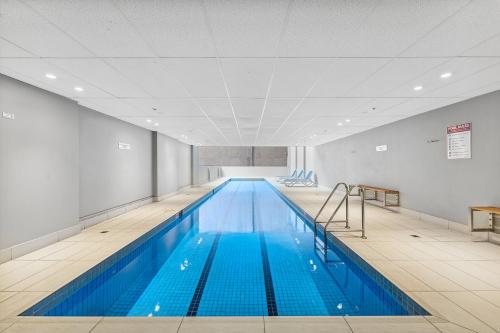 una gran piscina de agua azul en un edificio en APX World Square, en Sídney