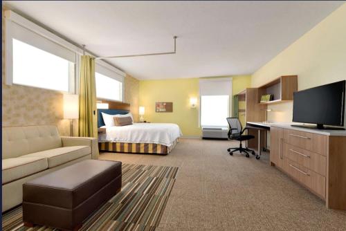 Televisyen dan/atau pusat hiburan di Home2 Suites By Hilton-Cleveland Beachwood