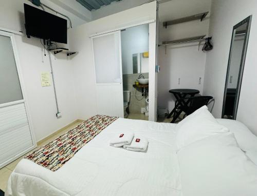 เตียงในห้องที่ Hostal Bon Hábitat