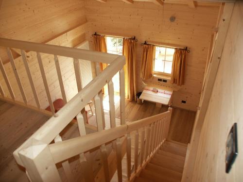 einen Blick über eine Treppe in einem Blockhaus in der Unterkunft Chalet da mont Resciesa in St. Ulrich in Gröden