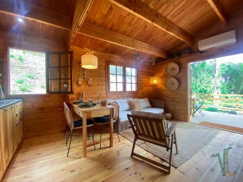 a kitchen and living room with a table and chairs at Vale do Laranjal in Setúbal