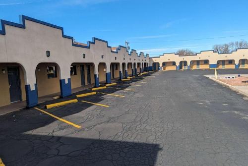 ein leerer Parkplatz vor einem Gebäude in der Unterkunft Travelodge by Wyndham Clovis in Clovis