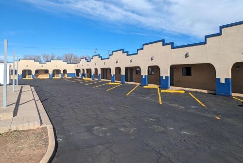 ein leerer Parkplatz vor einem Gebäude in der Unterkunft Travelodge by Wyndham Clovis in Clovis